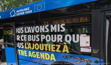 Photo d'un bus couvert aux couleurs de l'Europe pour les élections européennes 2024