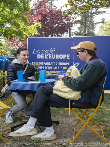 Des participants discutent au café de l'Europe à Aix lors de la journée de l'Europe.