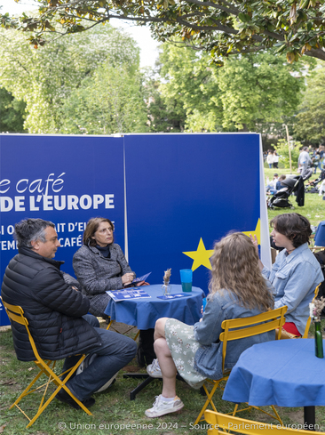 Participants au café de l'europe à aix pendant la journée de l'europe.