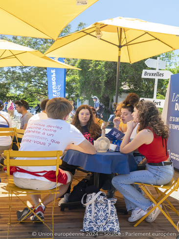 Des participants au café de l'Europe à Marseille discutent au café de l'Europe lors de la journée de l'Europe.