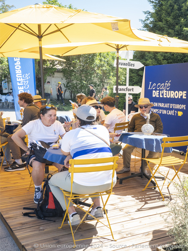 Des participants discutent lors du café de l'Europe à Marseille.