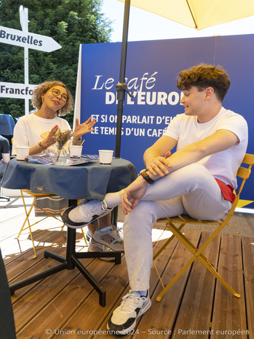 Des participants discutent lors du café de l'Europe à Marseille.