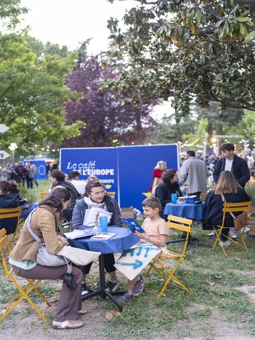 Participants au café de l'europe à aix pendant la journée de l'europe.