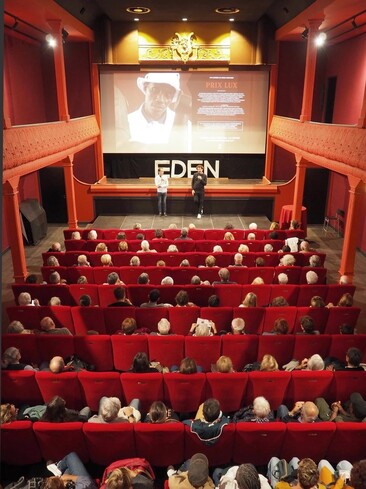 Photo de l'échange suite à la projection de Dahomey à l'Eden-Théâtre à La Ciotat.
