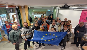 Photo de l'association Solidarité Amitié Ukraine en Roannais avec le drapeau européen.