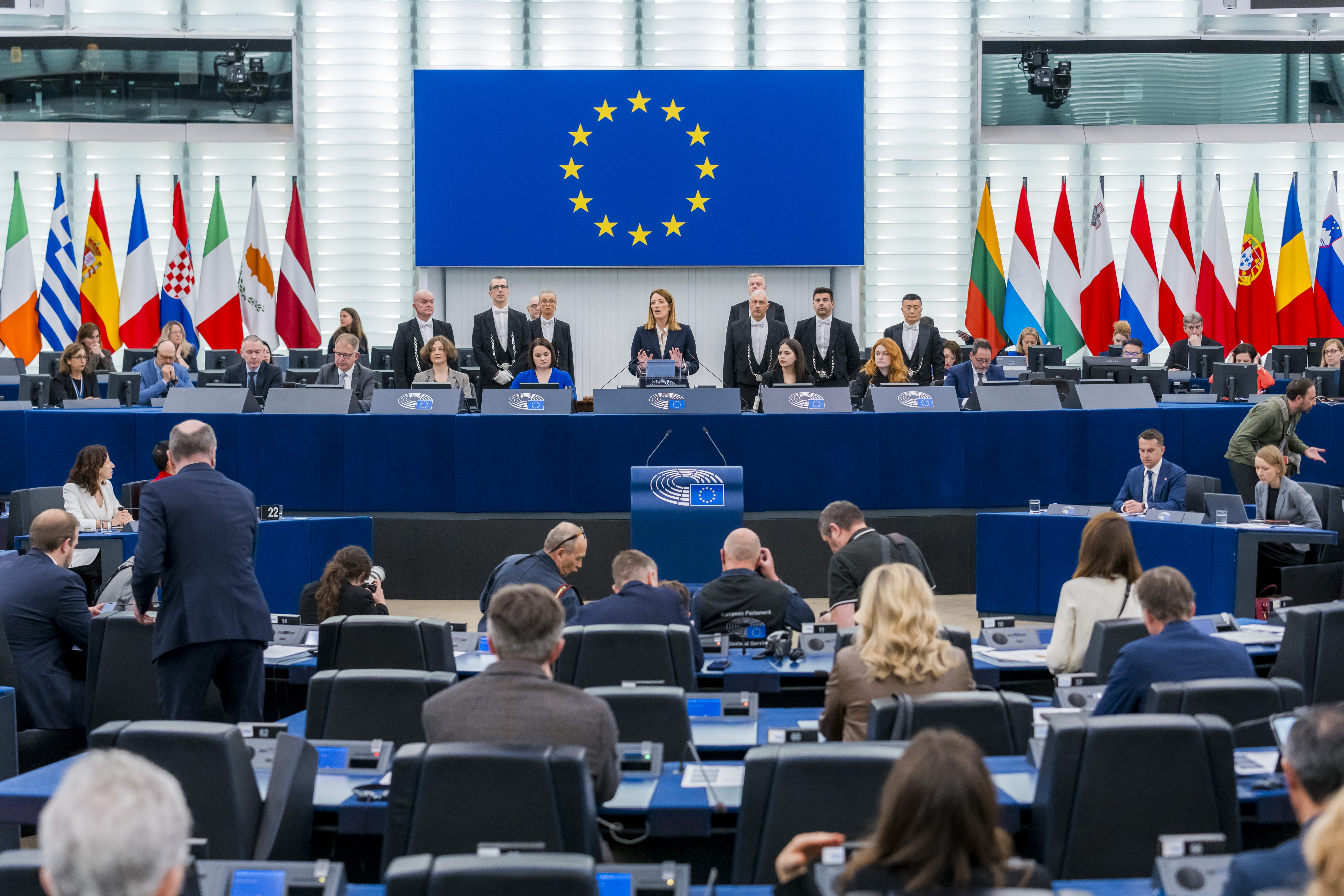 La présidente du PE, Roberta Metsola, parle devant l'hémicycle pendant la journée internationale des droits des femmes 2025.