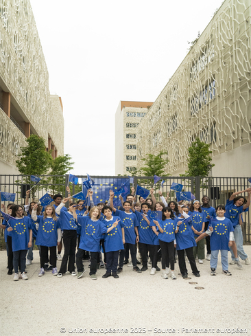 Les élèves de la cité scolaire internationale à Marseille chantent pour le jour de l'Europe.
