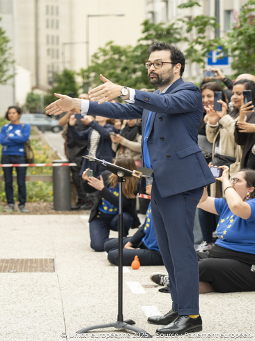 Mathieu FAGE le professeur de musique de la cité scolaire internationale à Marseille fait chanter les élèves.