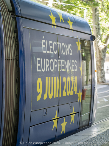 Tram de Montpellier habillé aux couleurs de l'Europe pour les élections européennes de 2024.