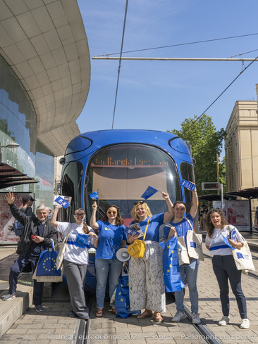 Volontaires ensemble.eu devant le tram à Montpellier pour un café de l'Europe lors des élections européennes de 2024.