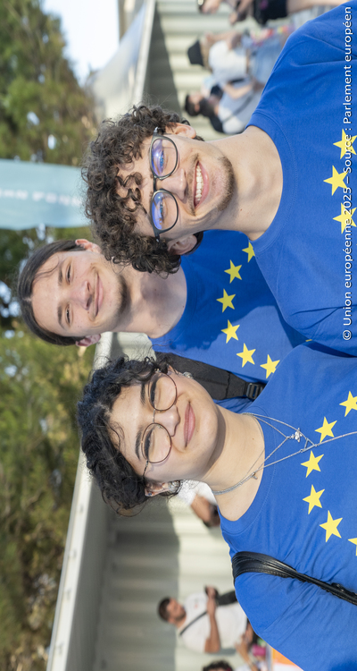 Un groupe de jeunes portent un tee shirt à l'éfigie de l'union européenne